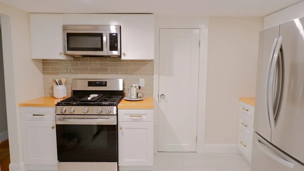 2 bed, 1 bath apartment for rent at 36-38 Great Rd Unit 4, Bedford — photo 4 of 14