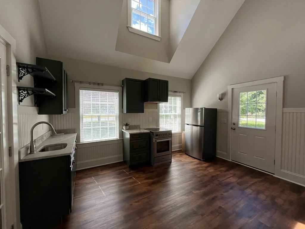 1 bed, 1 bath apartment for rent at 36 Birchwood Ave Unit 2, Sudbury — photo 5 of 12