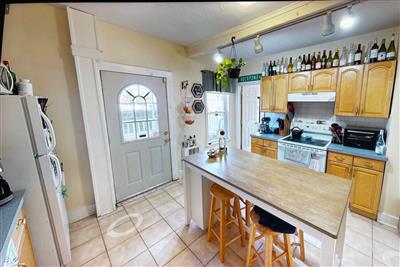 2 bed, 1 bath apartment for rent at 36 Bond St Unit 1, Winter Hill — photo 1 of 8