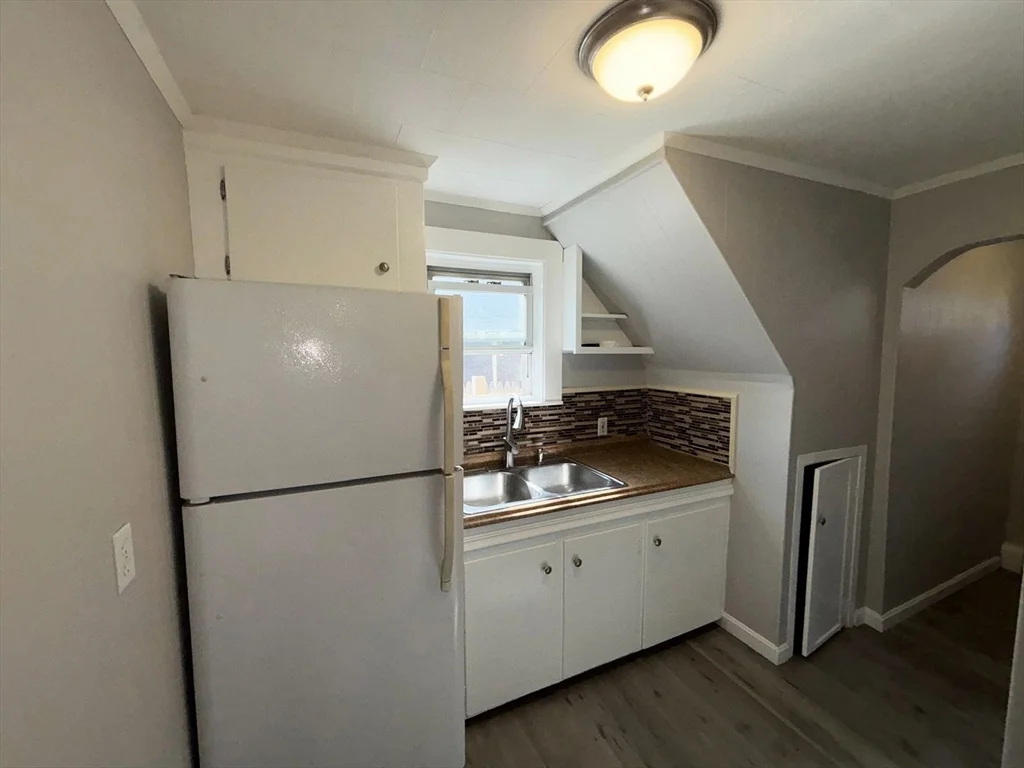 3 bed, 1 bath apartment for rent at 36 Boynton St Unit 1, Manchester — photo 6 of 17