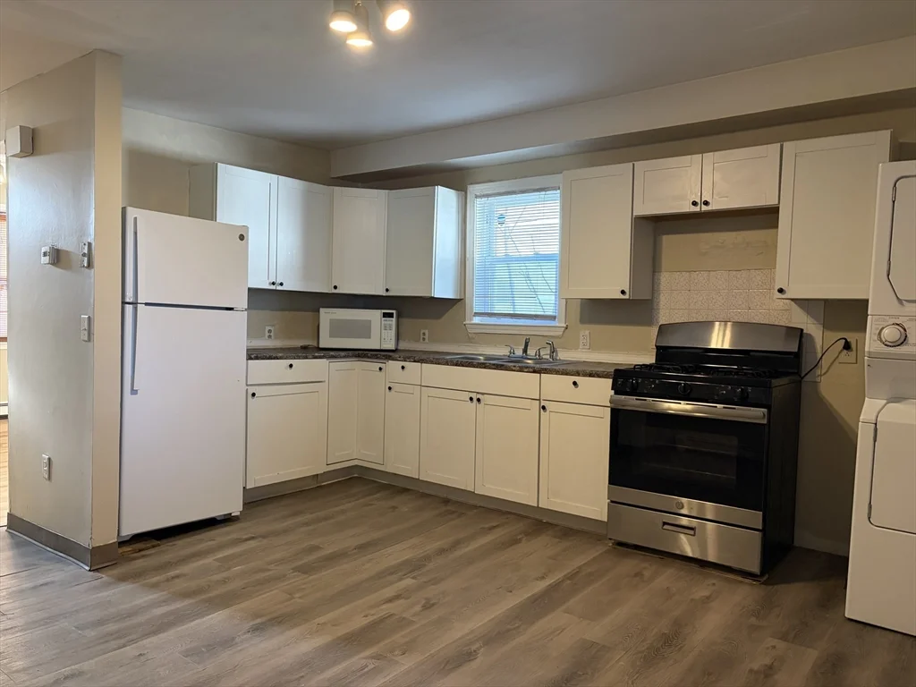 4 bed, 1 bath apartment for rent at 36 Cork Unit 36, Lowell — photo 4 of 20