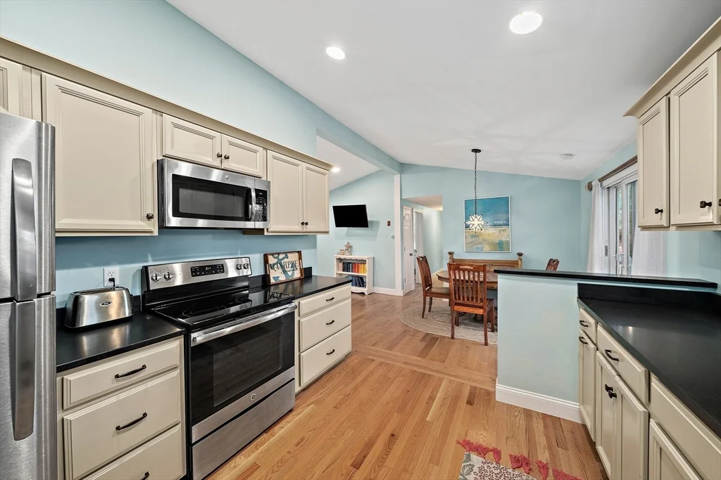 3 bed, 1 bath apartment for rent at 36 Cranberry Ave, Mashpee — photo 7 of 20