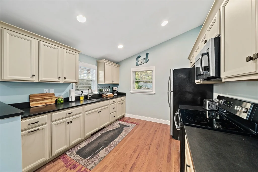3 bed, 1 bath apartment for rent at 36 Cranberry Ave, Mashpee — photo 6 of 20