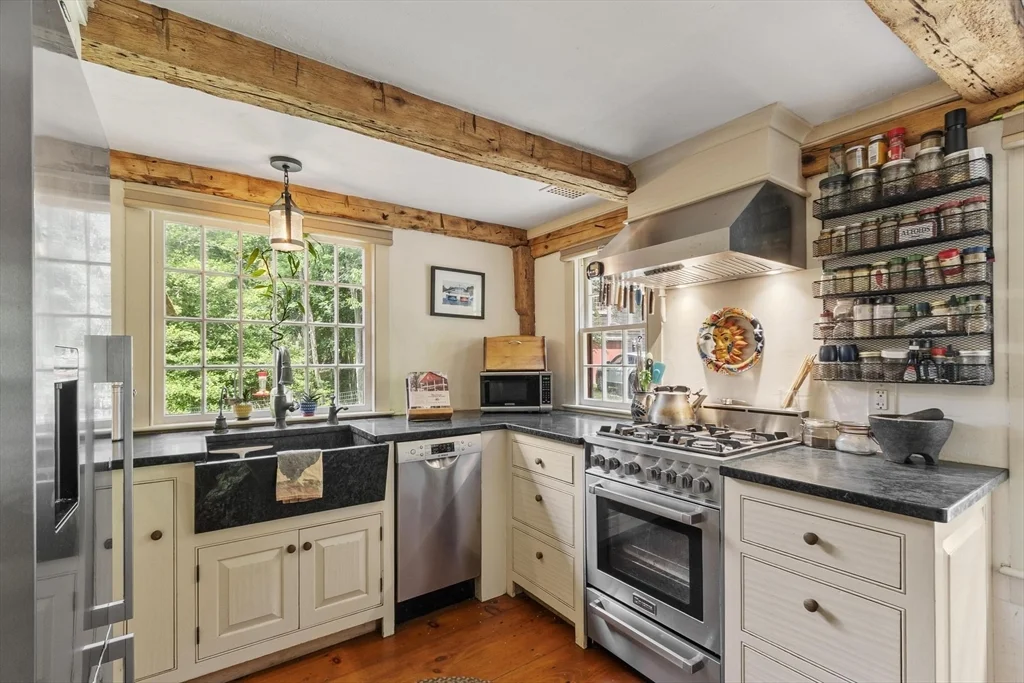 2 bed, 2 bath apartment for rent at 36 East St, Hingham — photo 3 of 35