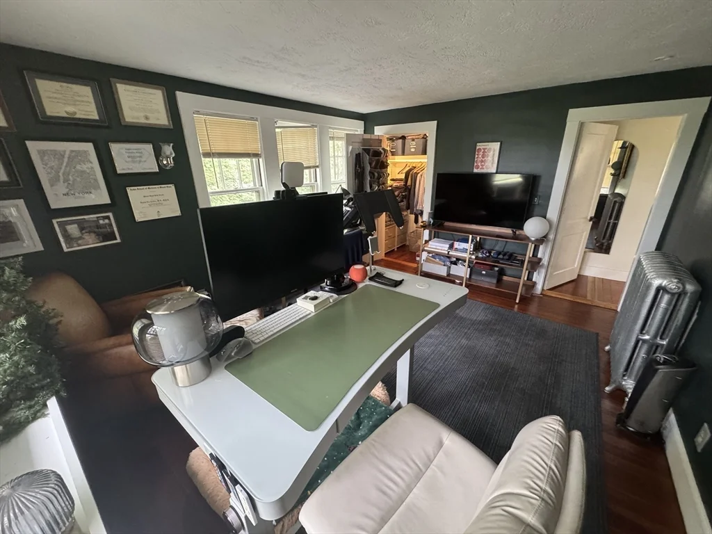 4 bed, 2 bath apartment for rent at 36 Evergreen Ave Unit Entire Home, Newton — photo 17 of 23