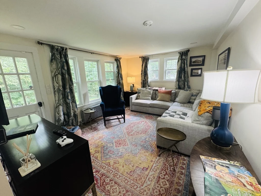 4 bed, 2 bath apartment for rent at 36 Evergreen Ave Unit Entire Home, Newton — photo 8 of 23