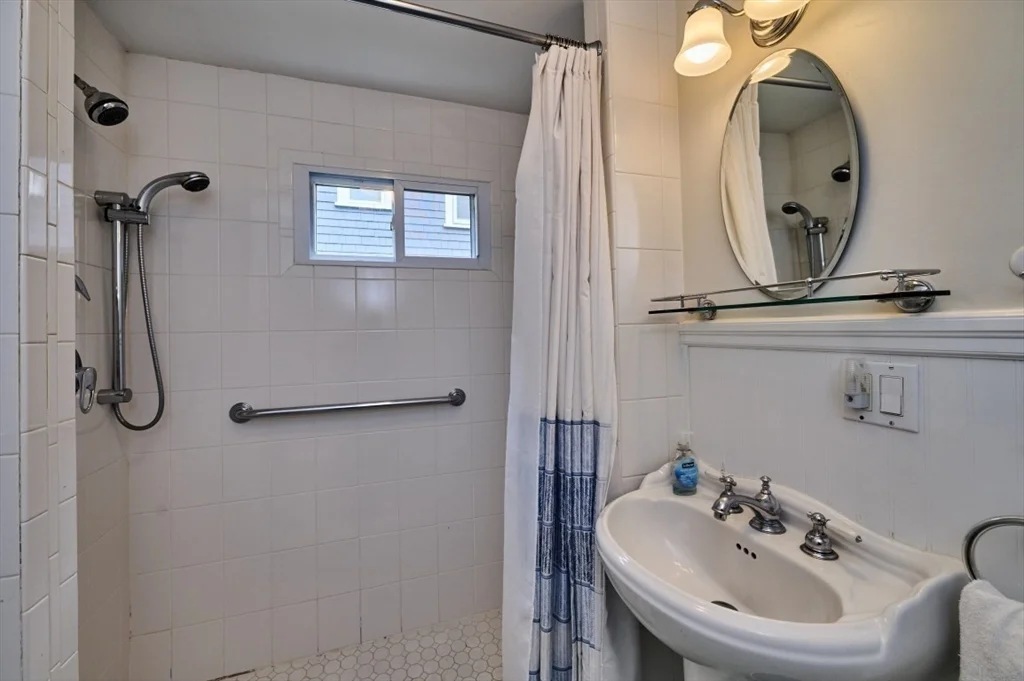 2 bed, 1 bath apartment for rent at 36 Granville Rd Unit 1, West Cambridge — photo 14 of 17