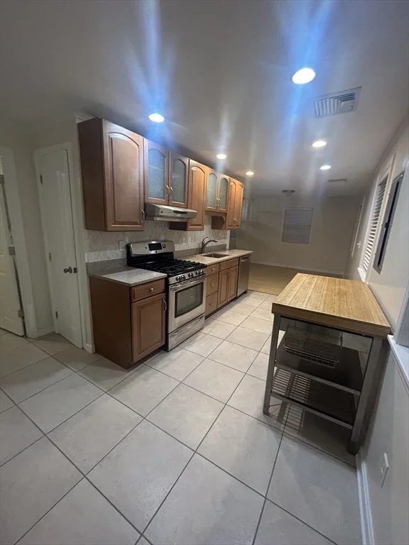 2 bed, 1 bath apartment for rent at 36 Hunting St Unit 2, East Cambridge — photo 1 of 19