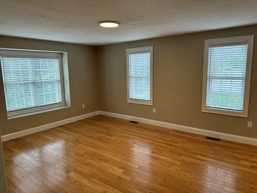 3 bed, 1 bath apartment for rent at 36 Lisa Ave, Plymouth — photo 9 of 25