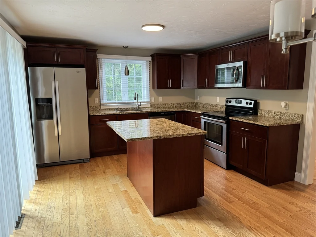 3 bed, 1 bath apartment for rent at 36 Lisa Ave, Plymouth — photo 4 of 25