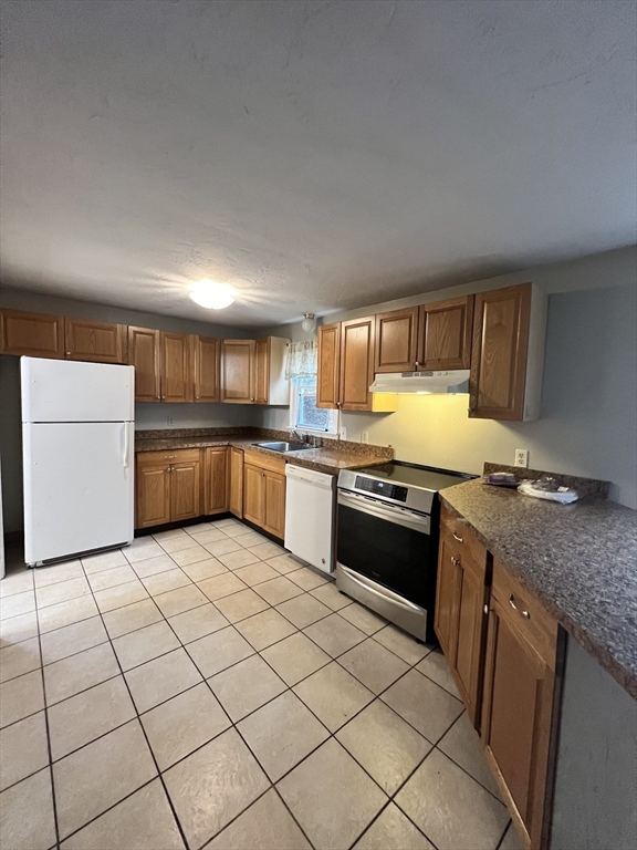 3 bed, 2 bath apartment for rent at 36 Mt Pleasant Unit 4, Plymouth — photo 4 of 18
