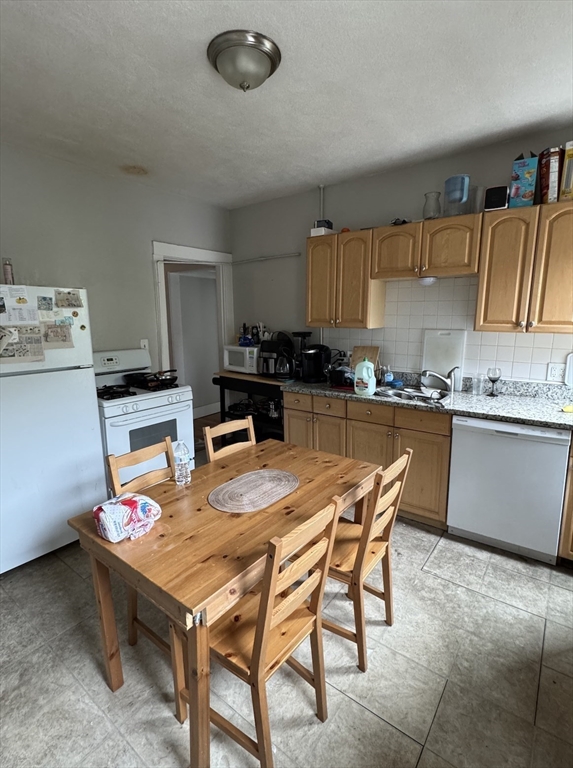 4 bed, 2 bath apartment for rent at 36 North Beacon St Unit 2, Allston — photo 2 of 8