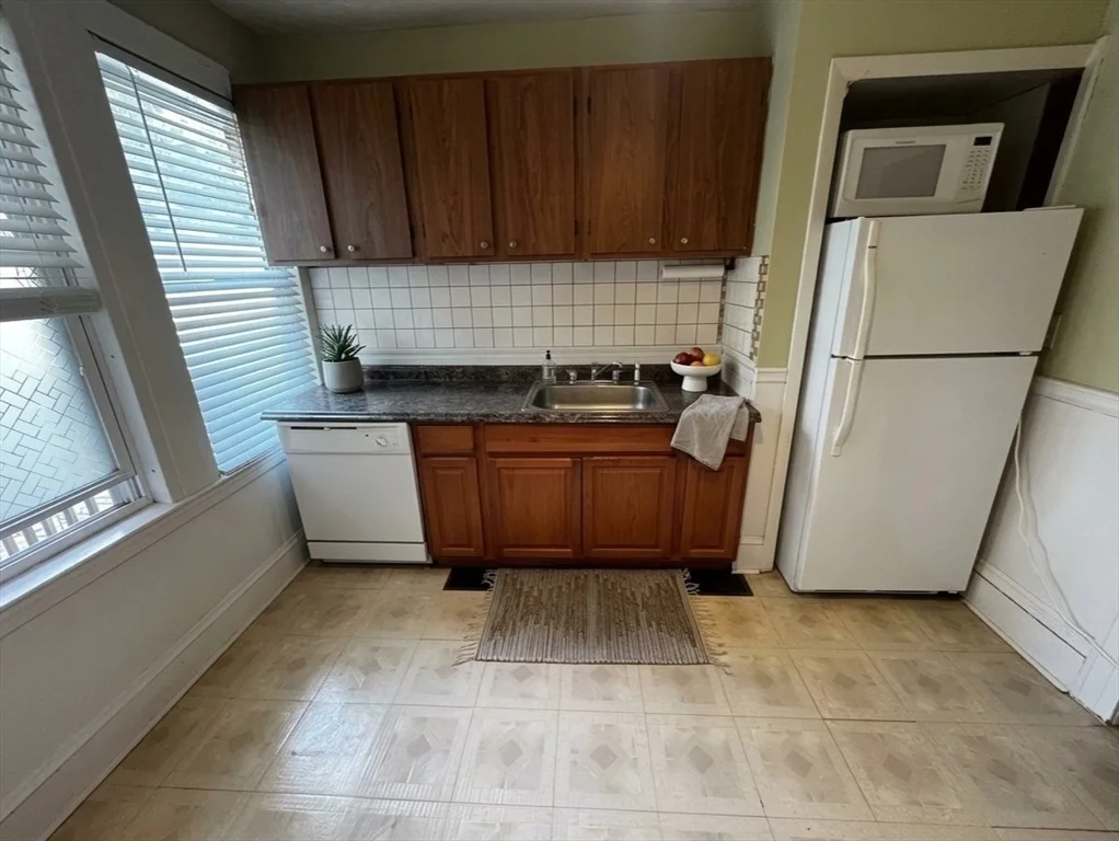 2 bed, 1 bath apartment for rent at 36 Newton St Unit 2, Waltham — photo 4 of 8