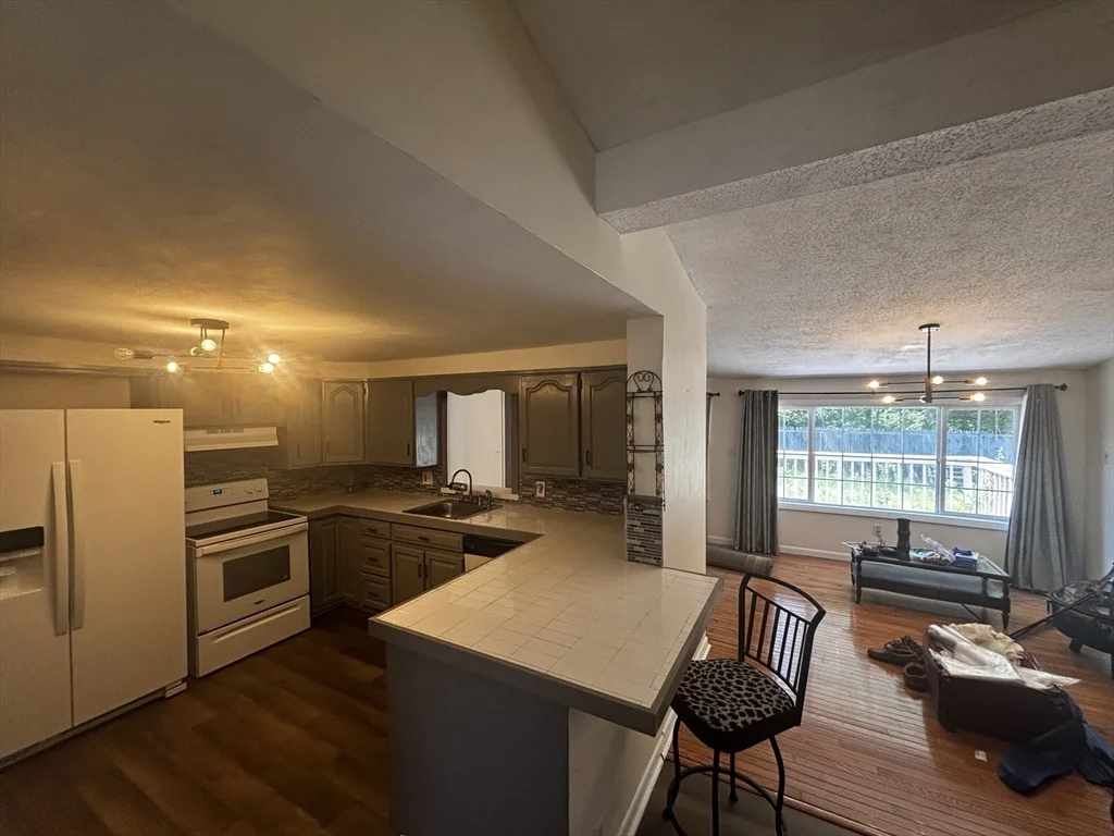 4 bed, 2 bath apartment for rent at 36 Oconnell St, East Springfield — photo 4 of 14