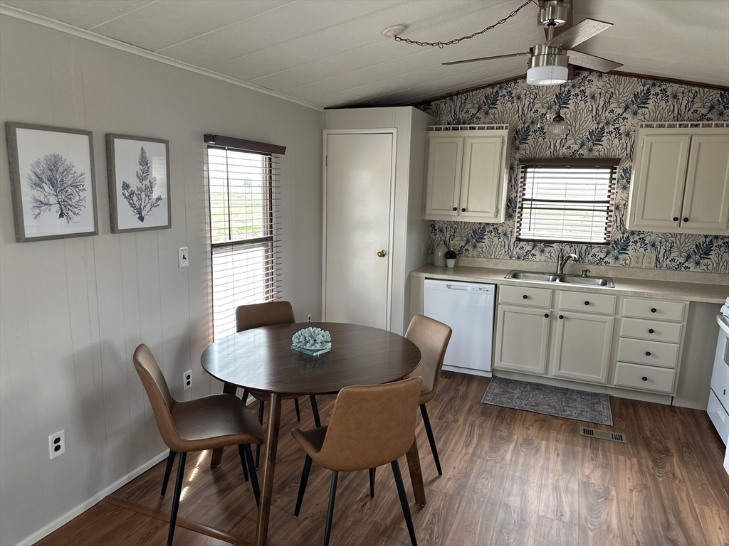2 bed, 1 bath apartment for rent at 36 Old Point Rd Unit Short, Plum Island — photo 5 of 21