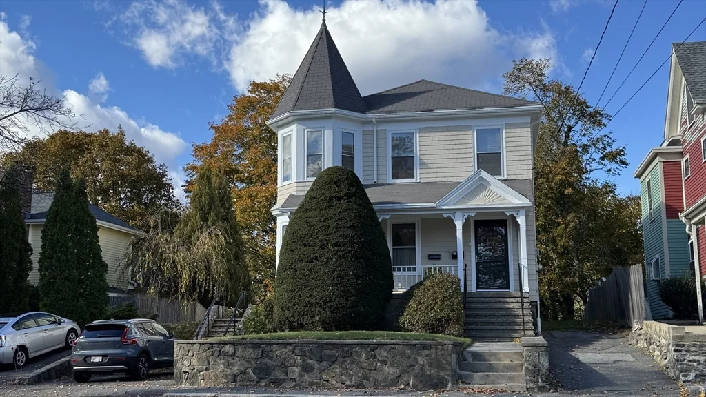 2 bed, 1 bath apartment for rent at 36 Pond St Unit 2, Marblehead — photo 1 of 15