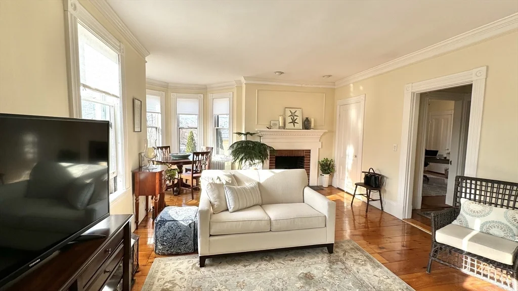 2 bed, 1 bath apartment for rent at 36 Pond St Unit 2, Marblehead — photo 3 of 15
