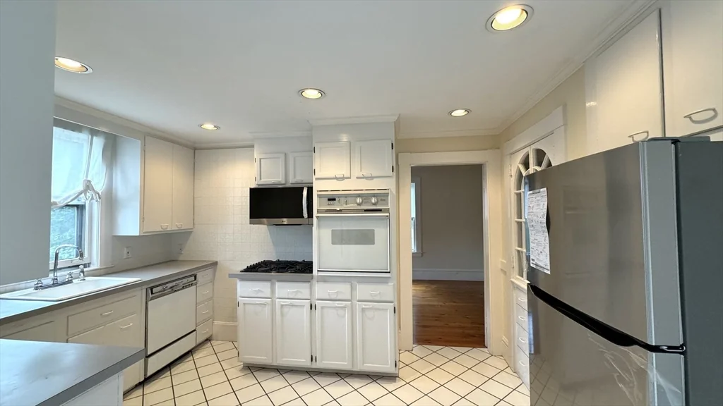 2 bed, 1 bath apartment for rent at 36 Pond St Unit 2, Marblehead — photo 6 of 15