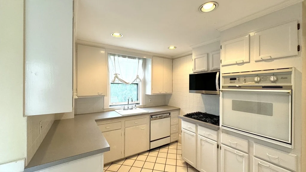 2 bed, 1 bath apartment for rent at 36 Pond St Unit 2, Marblehead — photo 5 of 15
