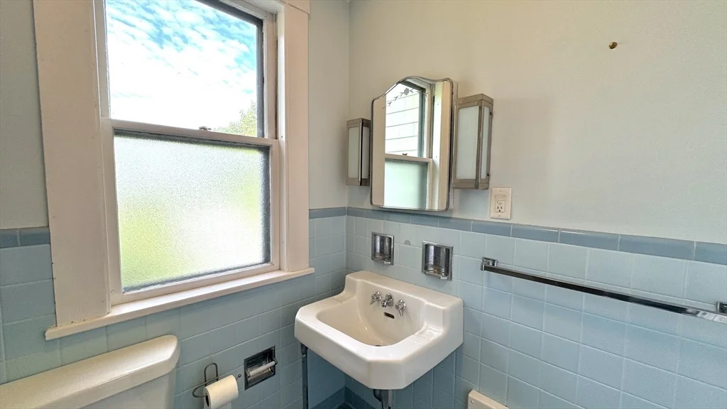 2 bed, 1 bath apartment for rent at 36 Pond St Unit 2, Marblehead — photo 14 of 15