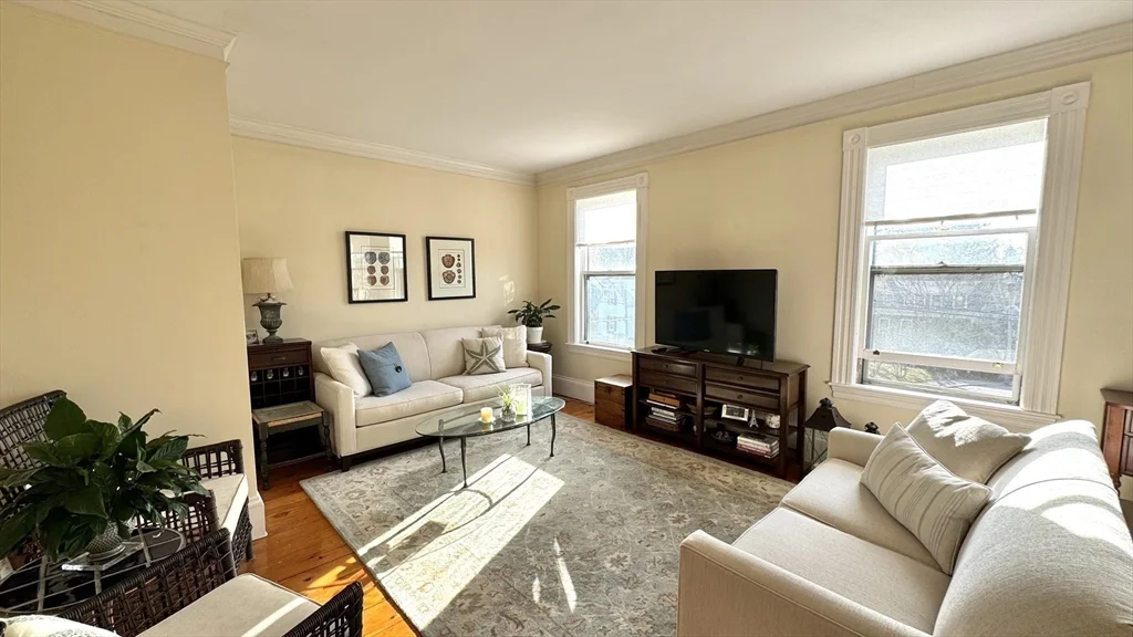 2 bed, 1 bath apartment for rent at 36 Pond St Unit 2, Marblehead — photo 4 of 15