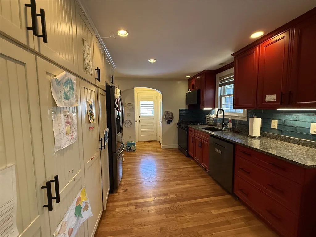 4 bed, 2 bath apartment for rent at 36 Risley Rd Unit 36, Chestnut Hill — photo 3 of 21