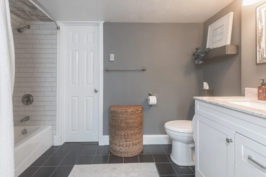 1 bed, 1 bath apartment for rent at 36 Saxton St Unit 3, Dorchester — photo 11 of 12