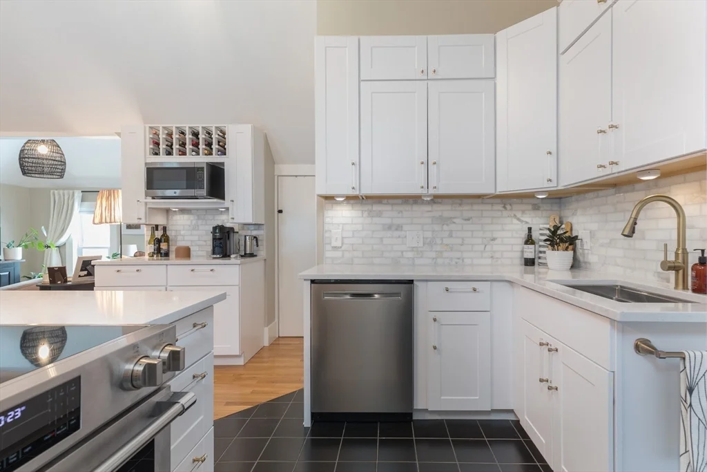 1 bed, 1 bath apartment for rent at 36 Saxton St Unit 3, Dorchester — photo 6 of 12