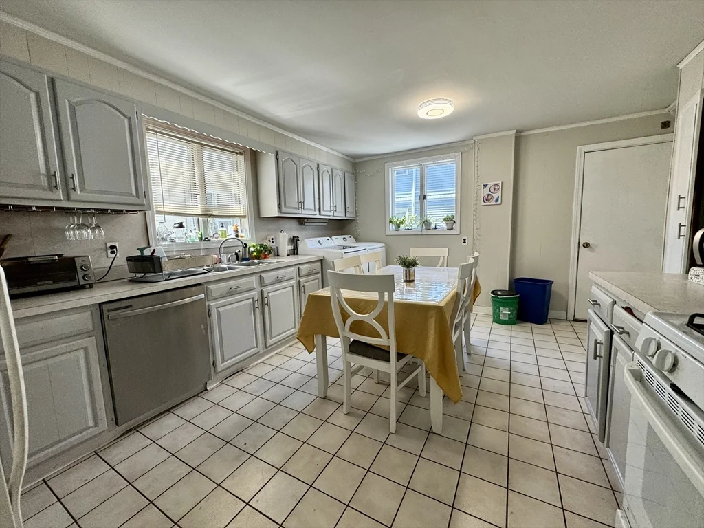 3 bed, 2 bath apartment for rent at 36 Simpson Ave Unit 1, Davis Square — photo 3 of 17