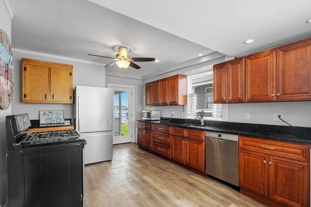 3 bed, 1 bath apartment for rent at 36 Sunset Ave, Waveland — photo 4 of 25