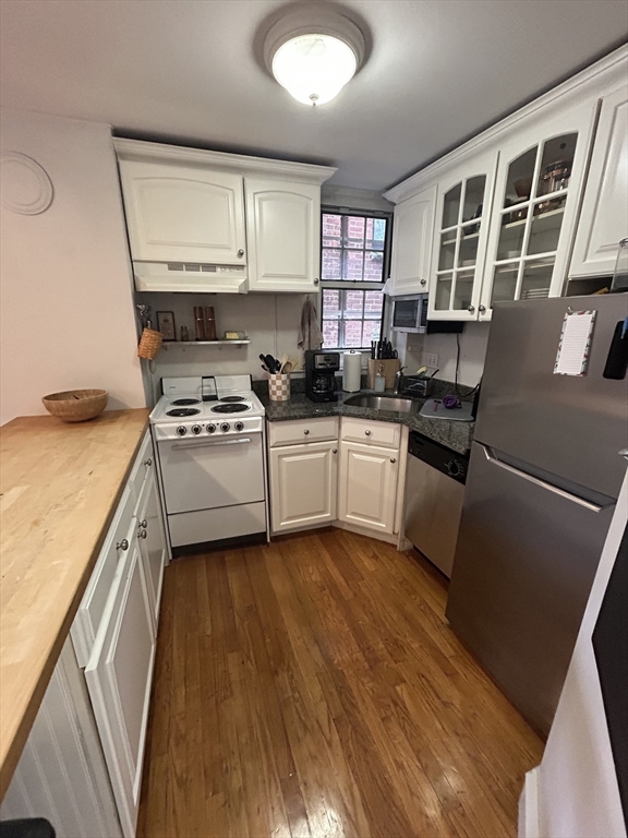 1 bed, 2 bath apartment for rent at 36 Temple St Unit 2, Beacon Hill — photo 4 of 18