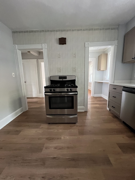 3 bed, 1 bath apartment for rent at 36 Thingvalla Unit 0, Strawberry Hill — photo 8 of 31