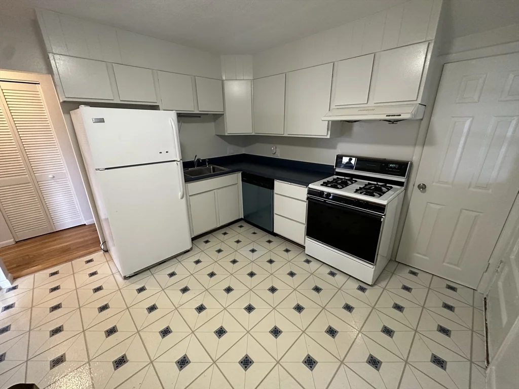 3 bed, 2 bath apartment for rent at 36 Undine Rd Unit 1, Brighton — photo 3 of 7