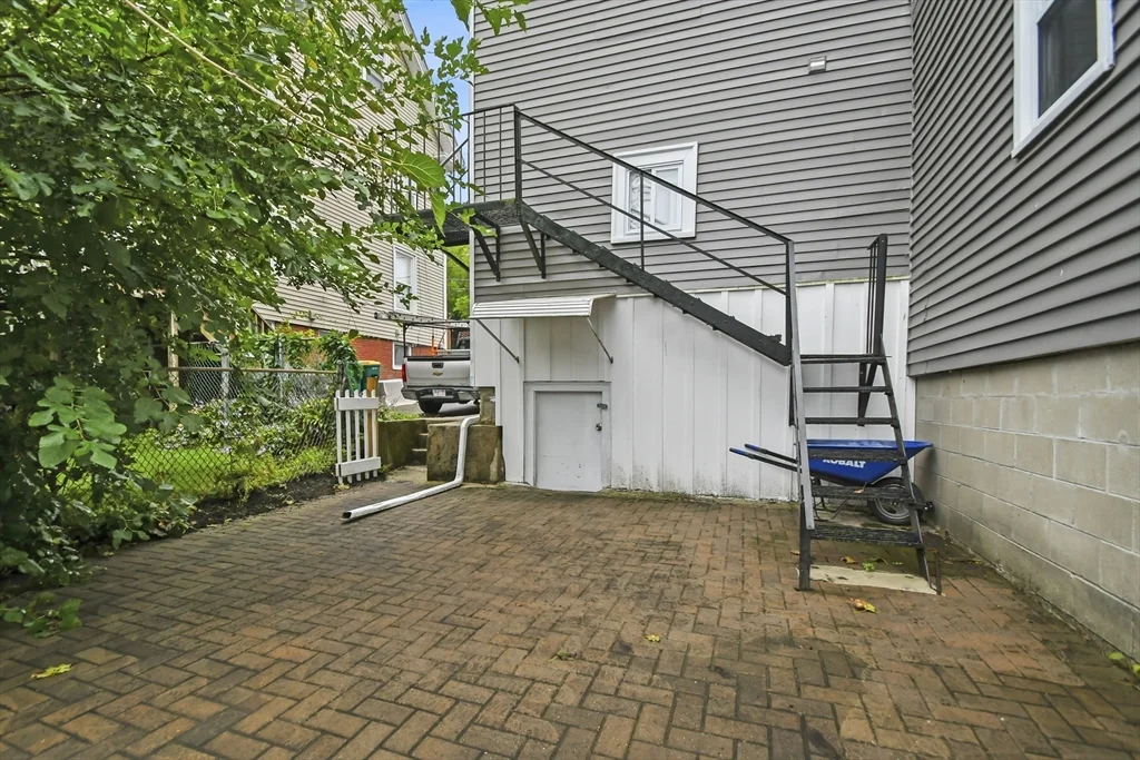 5 bed, 1 bath apartment for rent at 36 Union St Unit 36, Woburn — photo 11 of 35
