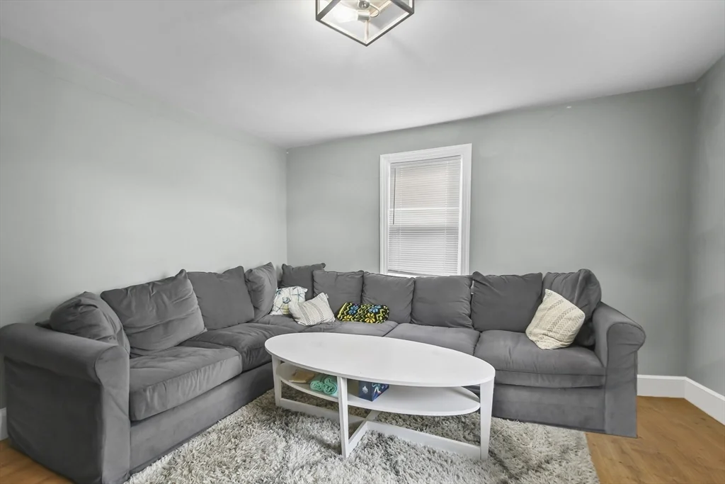 5 bed, 1 bath apartment for rent at 36 Union St Unit 36, Woburn — photo 4 of 35