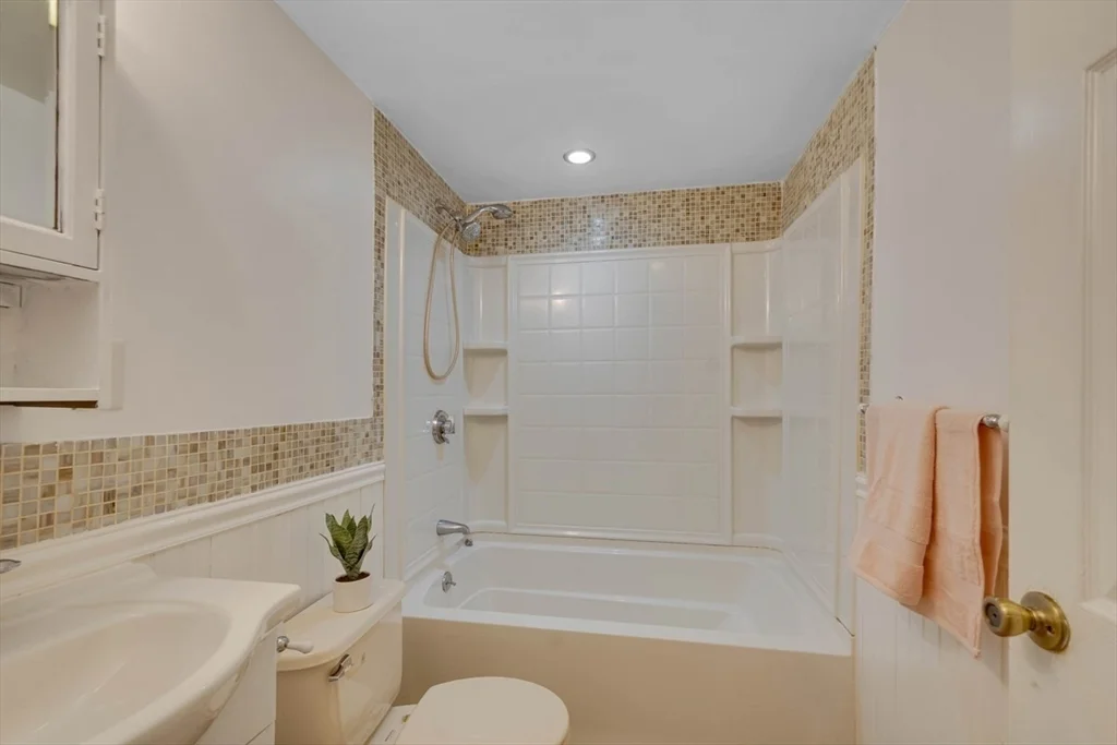 4 bed, 2 bath apartment for rent at 36 Wentworth St, Endicott — photo 12 of 22