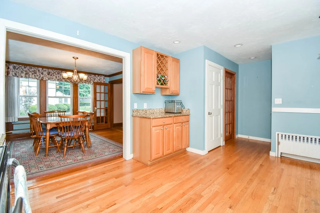5 bed, 2 bath apartment for rent at 36 Whittier Rd, Lawrence Estates — photo 13 of 26