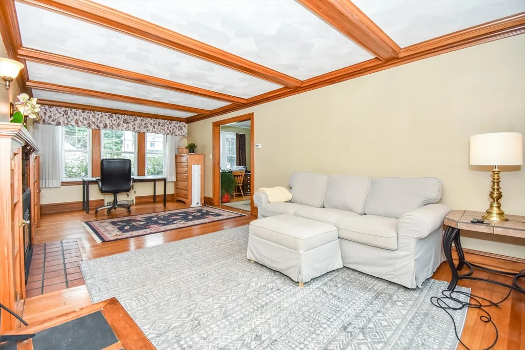 5 bed, 2 bath apartment for rent at 36 Whittier Rd, Lawrence Estates — photo 3 of 26