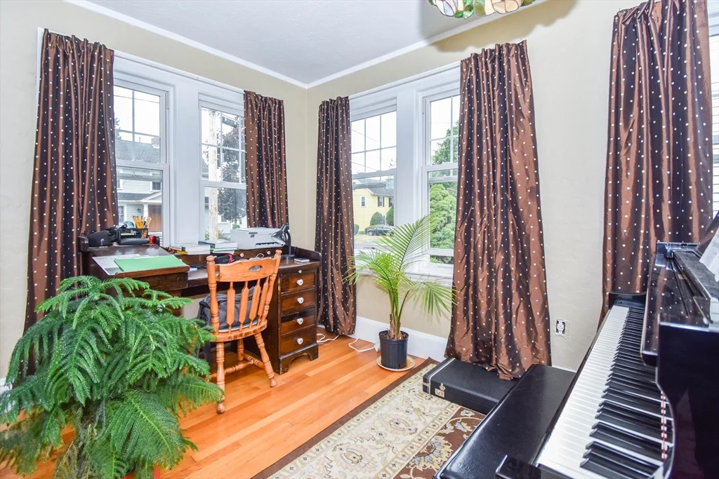 5 bed, 2 bath apartment for rent at 36 Whittier Rd, Lawrence Estates — photo 6 of 26