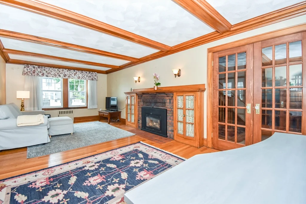 5 bed, 2 bath apartment for rent at 36 Whittier Rd, Lawrence Estates — photo 4 of 26