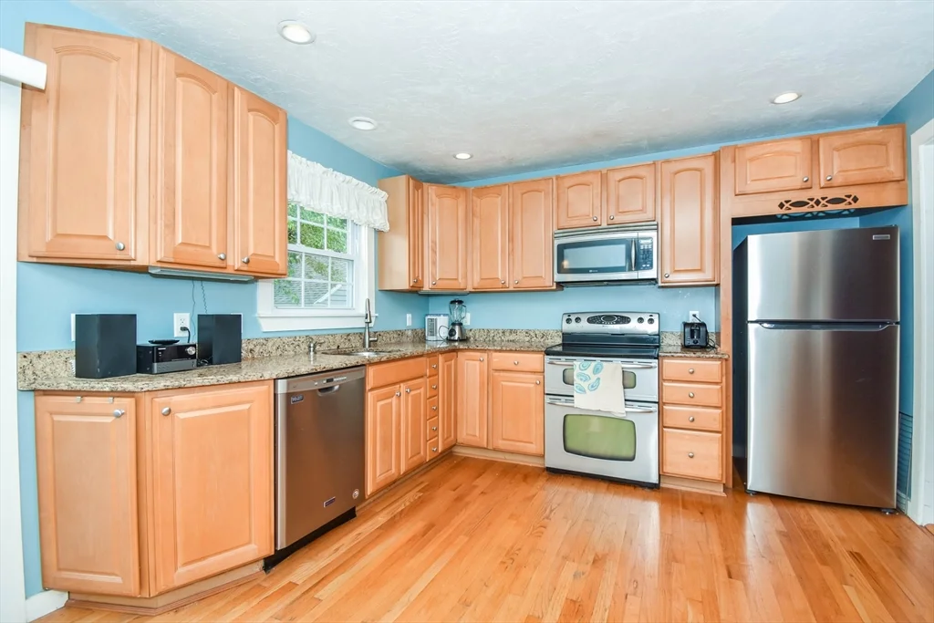 5 bed, 2 bath apartment for rent at 36 Whittier Rd, Lawrence Estates — photo 11 of 26