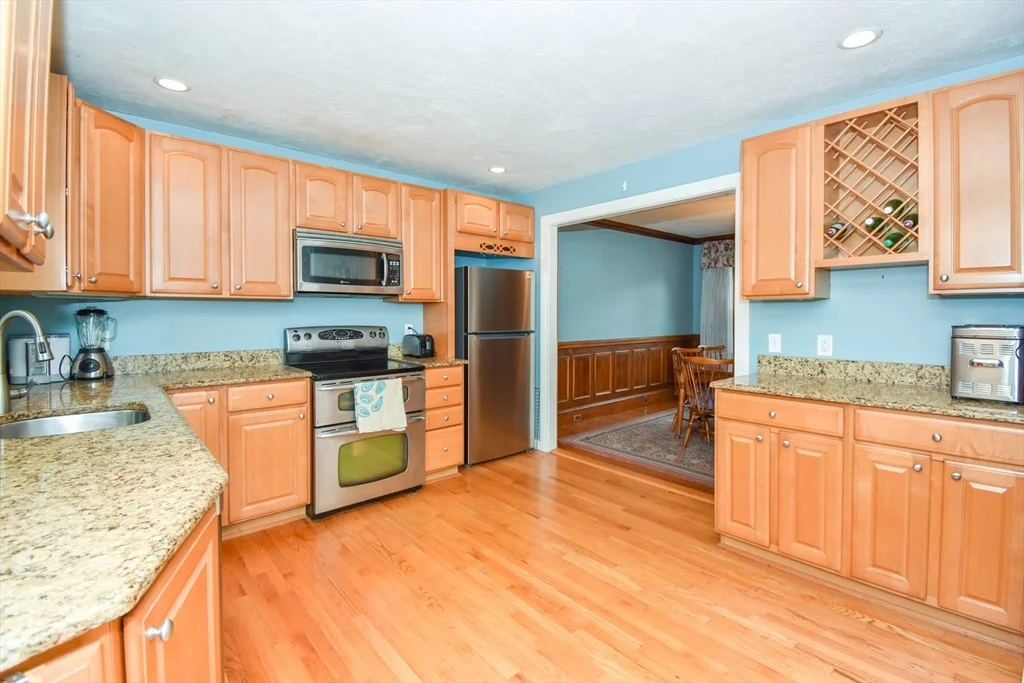 5 bed, 2 bath apartment for rent at 36 Whittier Rd, Lawrence Estates — photo 10 of 26