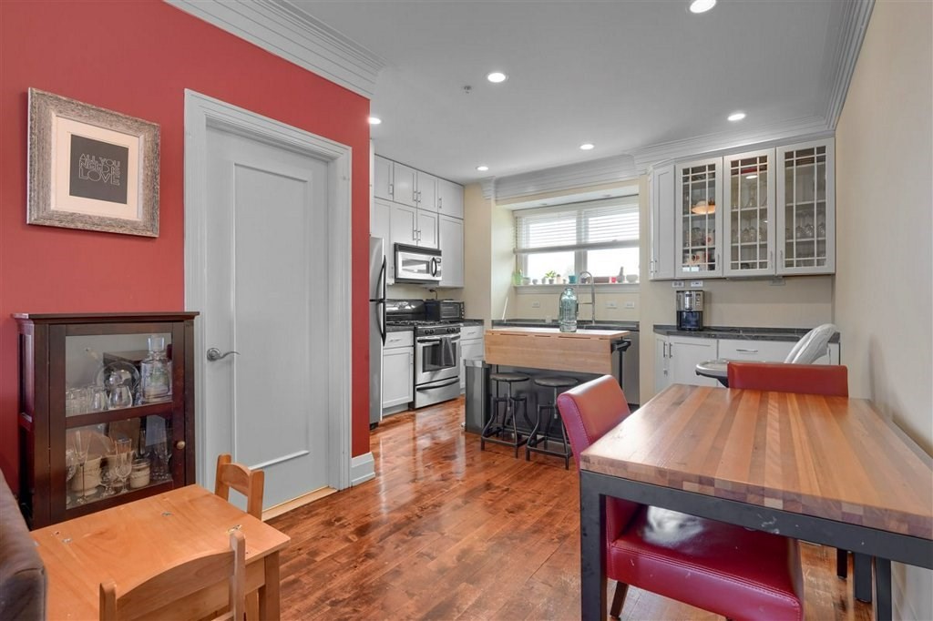 2 bed, 1 bath apartment for rent at 360-362 Dorchester St Unit 4, South Boston — photo 6 of 30