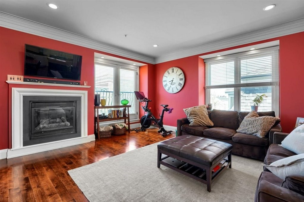 2 bed, 1 bath apartment for rent at 360-362 Dorchester St Unit 4, South Boston — photo 3 of 30