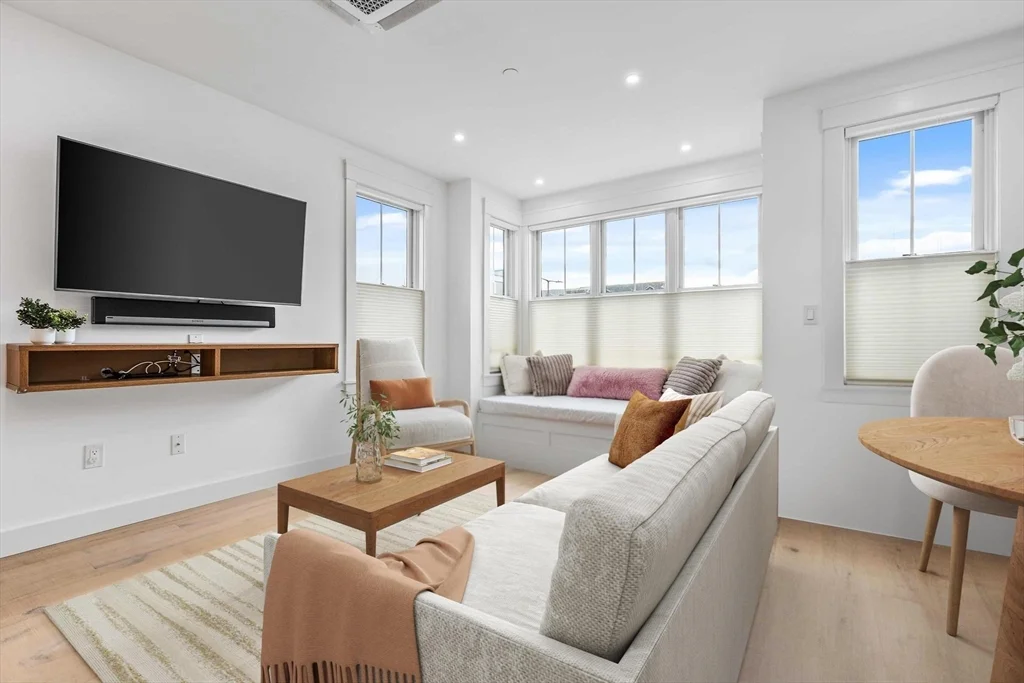 3 bed, 2 bath apartment for rent at 360 Athens St Unit 360, South Boston — photo 5 of 26