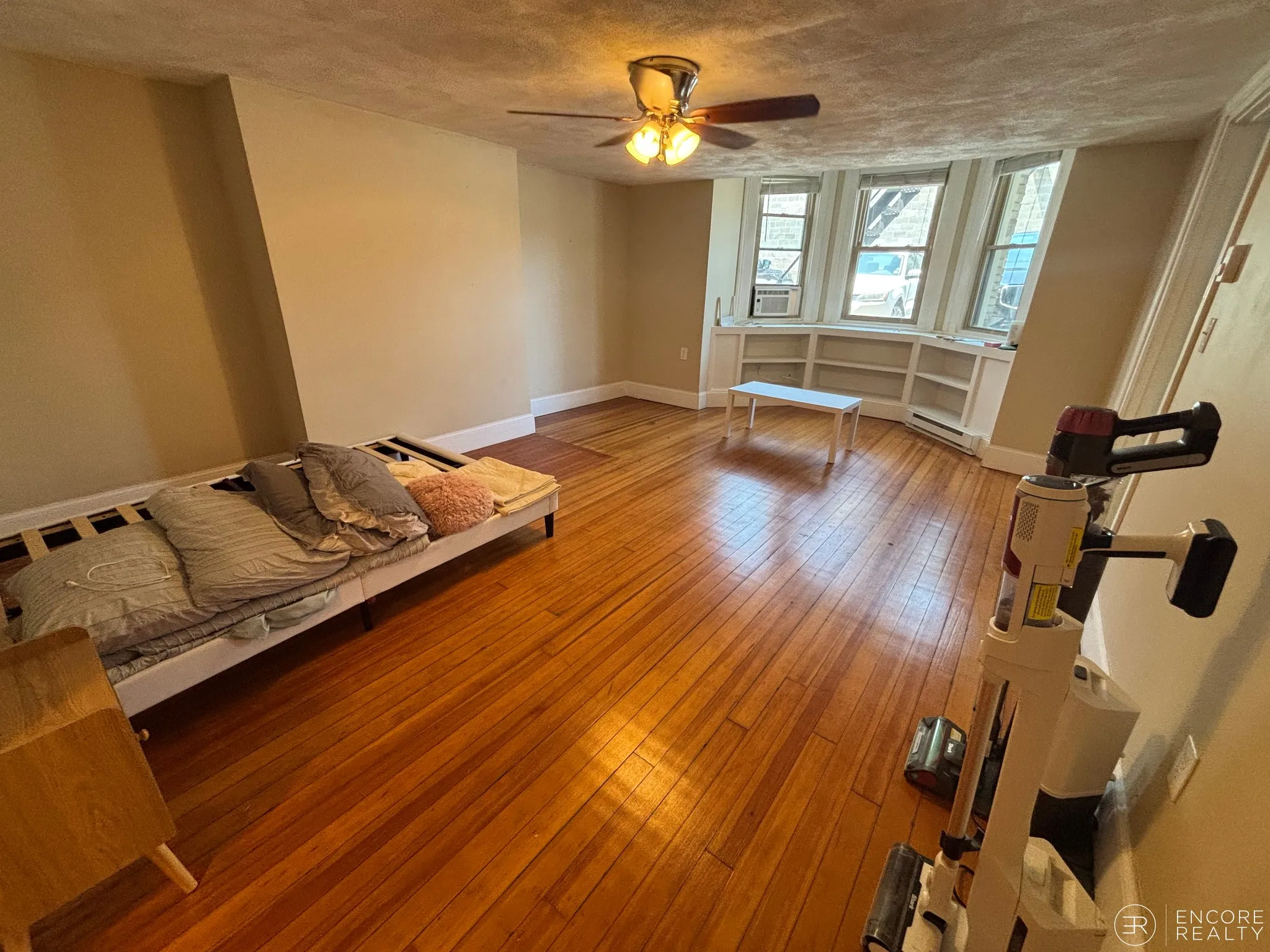 Studio bed, 1 bath apartment for rent at 360 Tappan St Unit B, Aspinwall Hill — photo 3 of 7