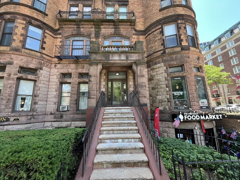 1 bed, 1 bath apartment for rent at 362 Commonwealth Ave Unit 2M, Back Bay