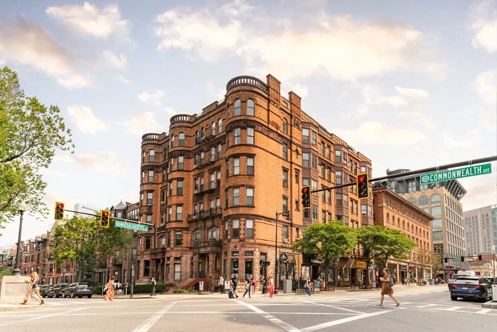 1 bed, 1 bath apartment for rent at 362 Commonwealth Ave Unit 4E, Back Bay — photo 1 of 24