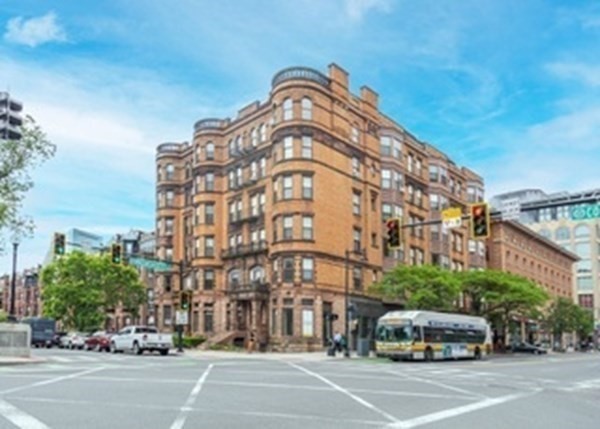 Studio bed, 1 bath apartment for rent at 362 Commonwealth Ave Unit LA, Back Bay — photo 1 of 14
