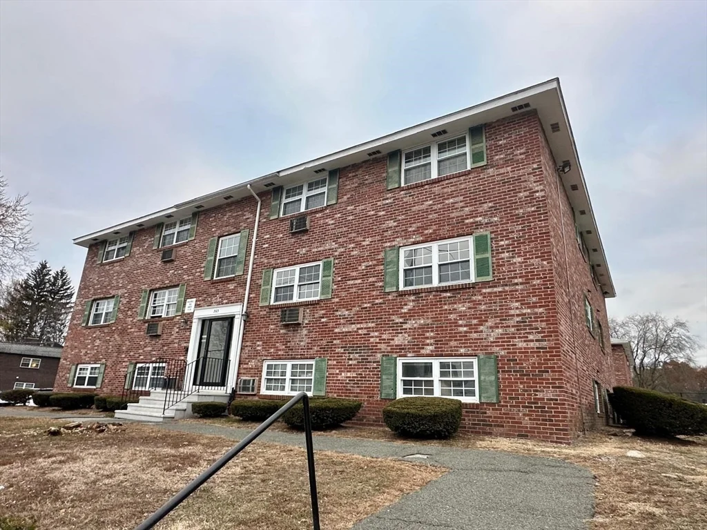 2 bed, 1 bath apartment for rent at 363 Hildreth Unit 11, Lowell — photo 1 of 17